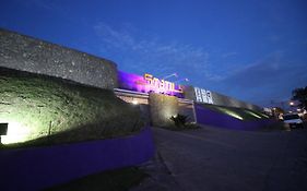Status Motel